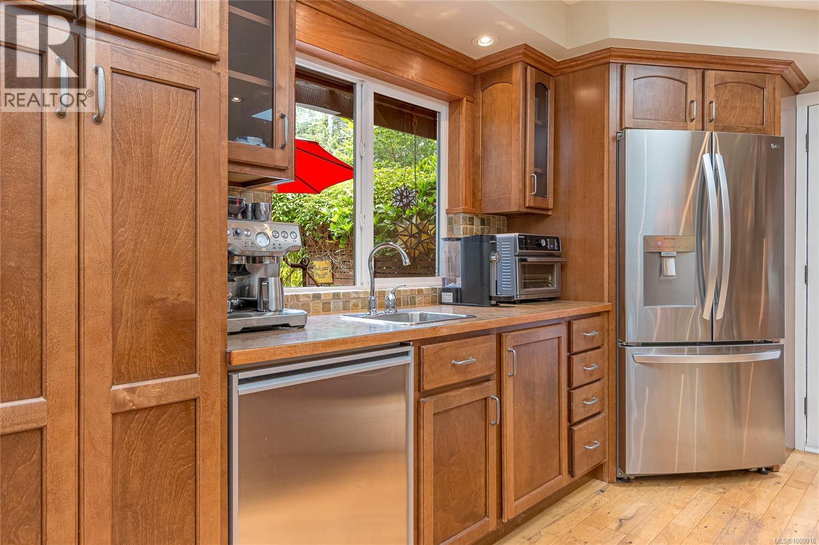 6368 Island Hwy W, Qualicum Beach