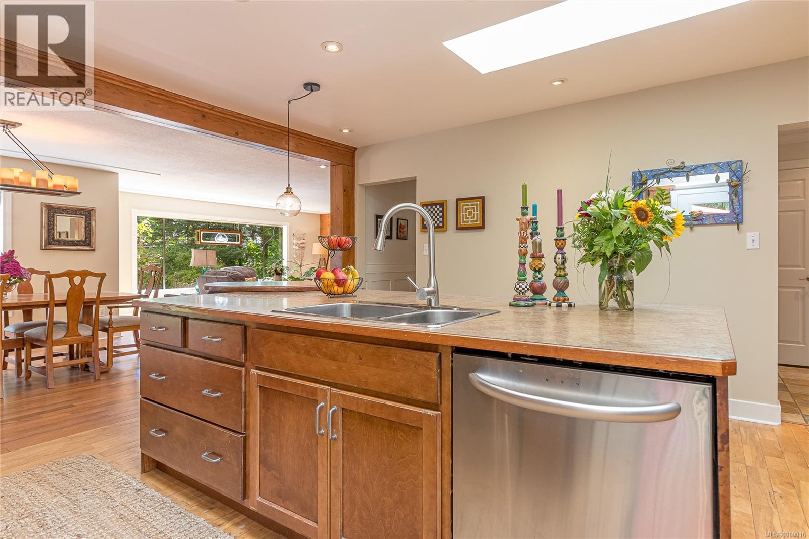 6368 Island Hwy W, Qualicum Beach