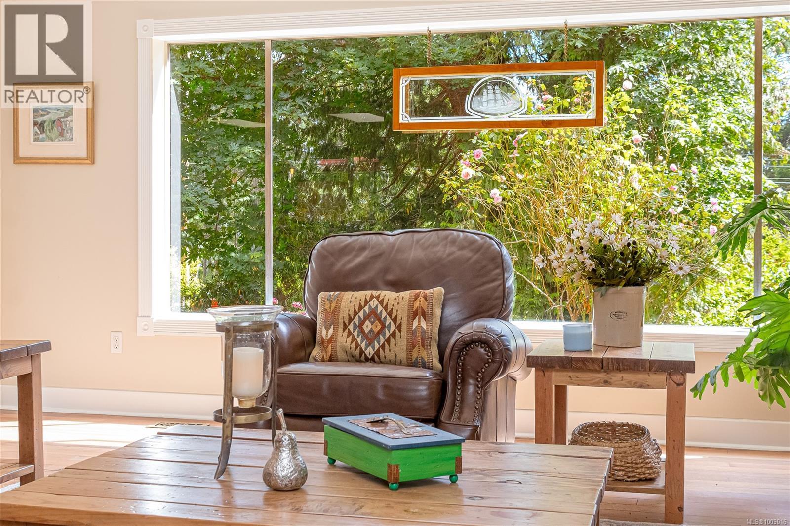 6368 Island Hwy W, Qualicum Beach