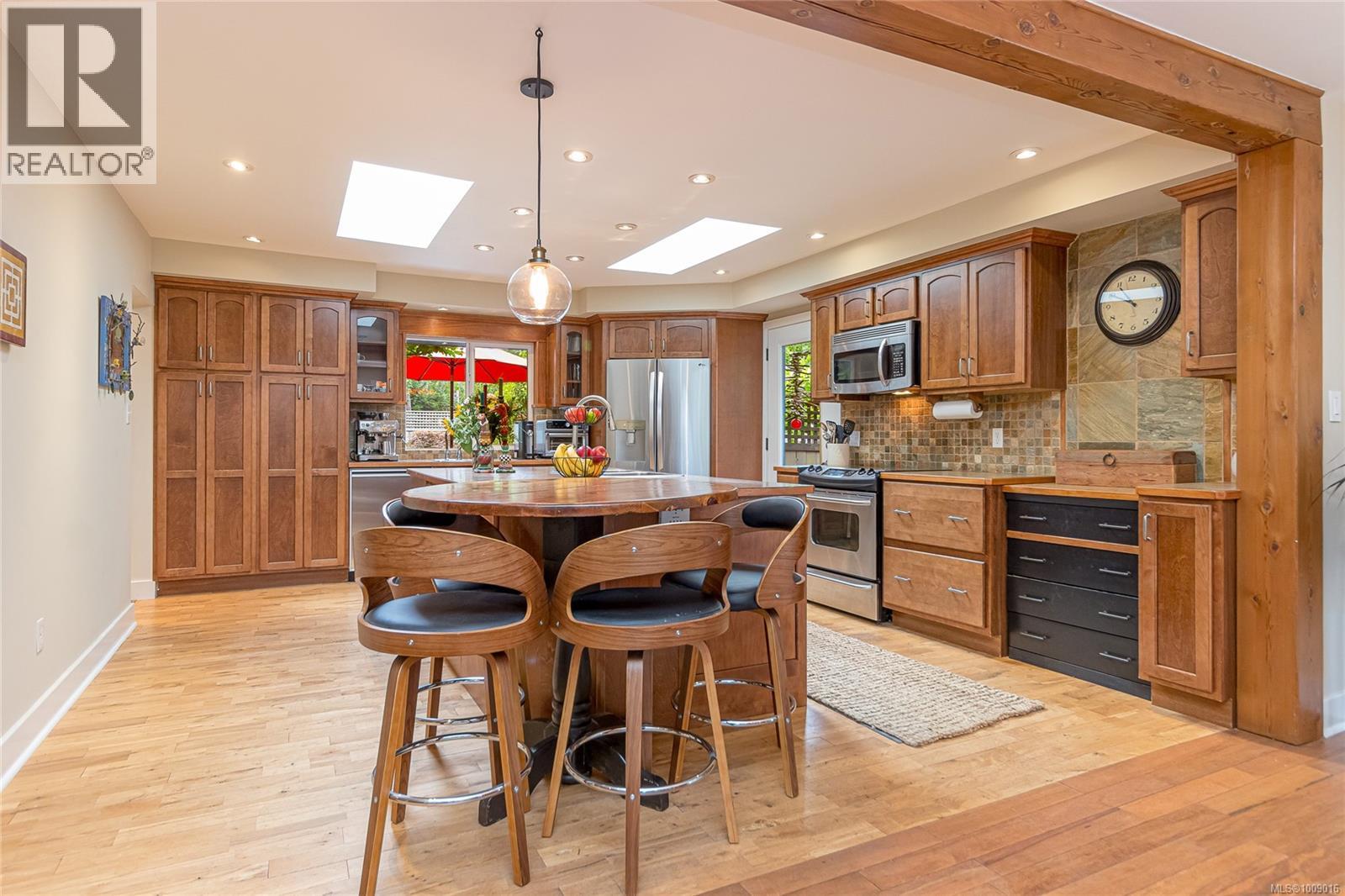 6368 Island Hwy W, Qualicum Beach