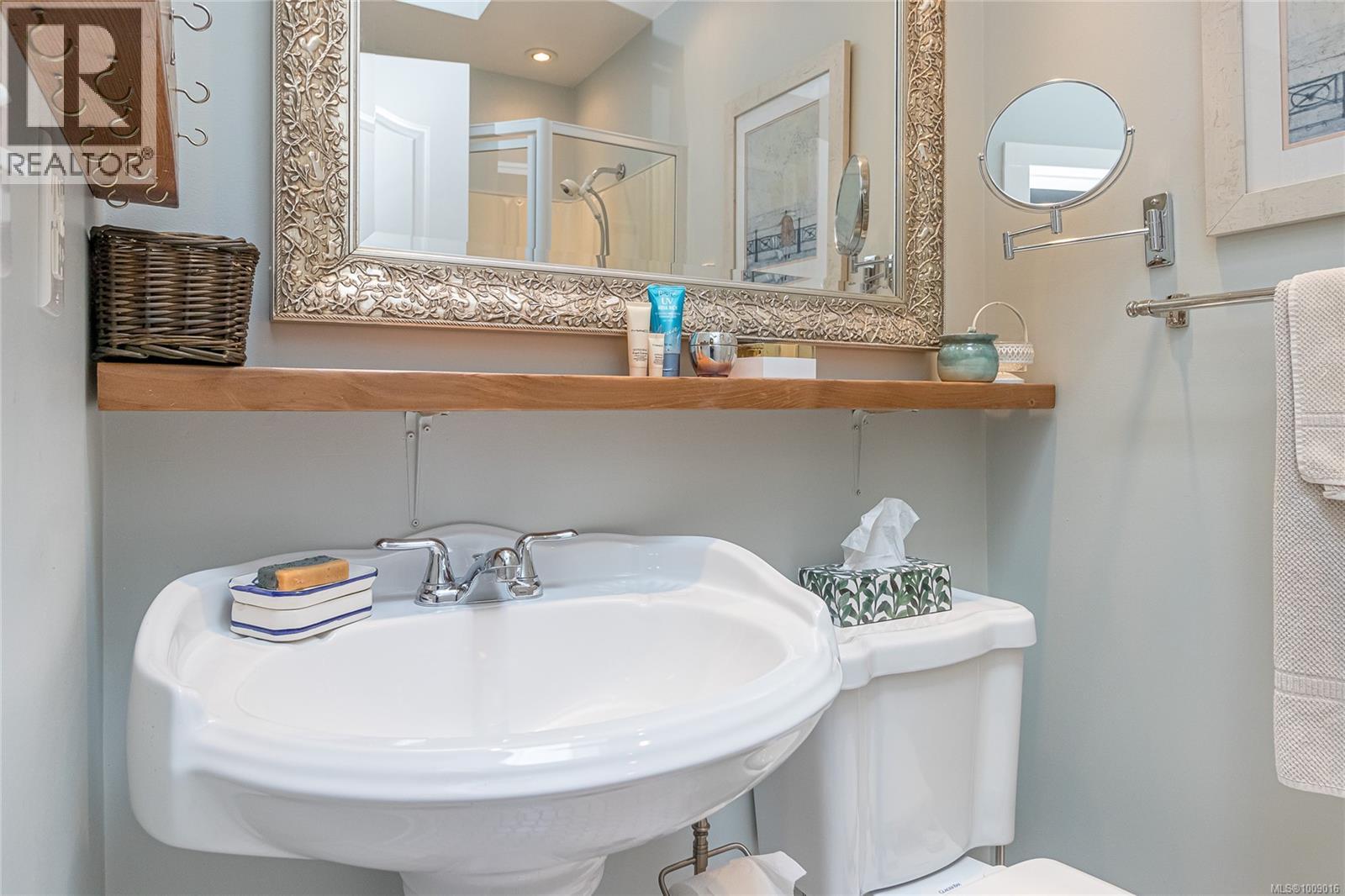 6368 Island Hwy W, Qualicum Beach