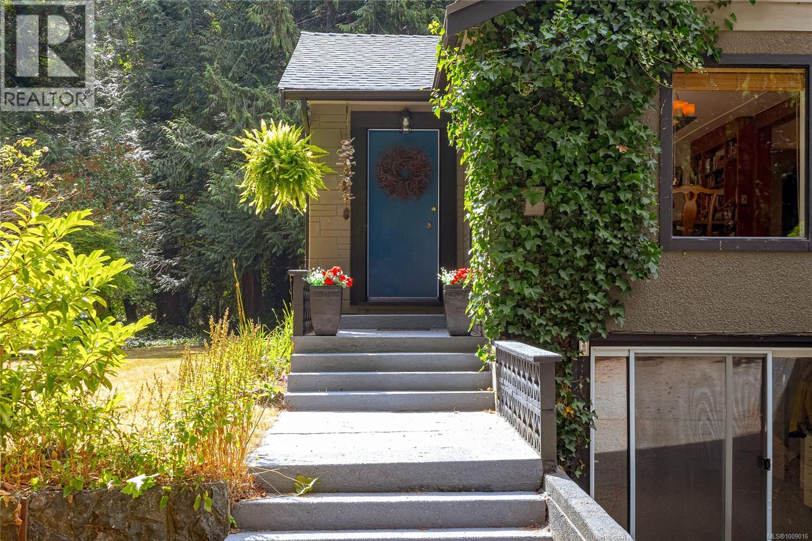6368 Island Hwy W, Qualicum Beach