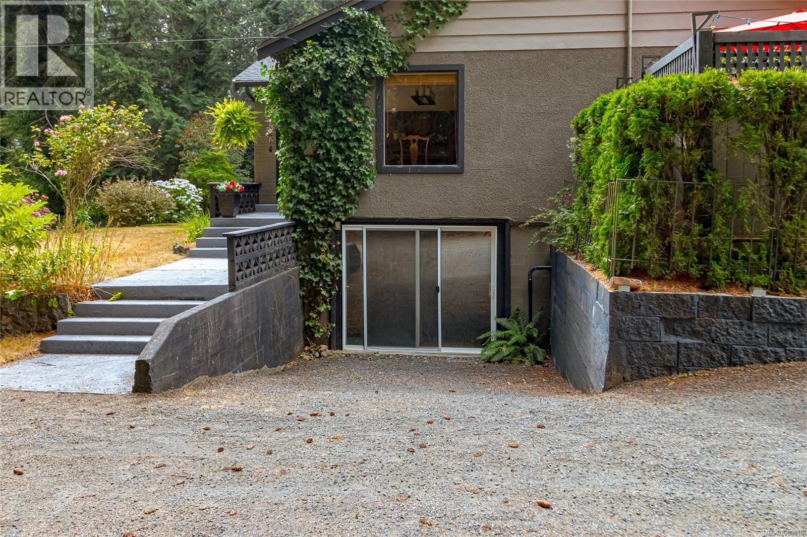 6368 Island Hwy W, Qualicum Beach
