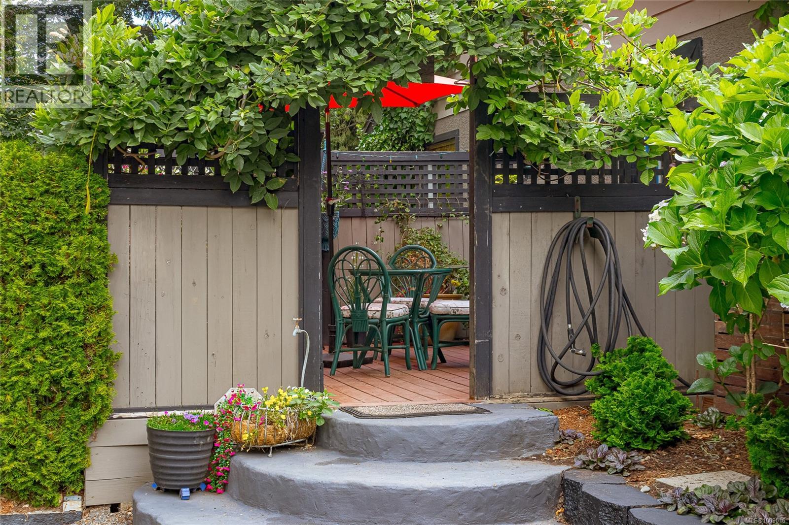 6368 Island Hwy W, Qualicum Beach