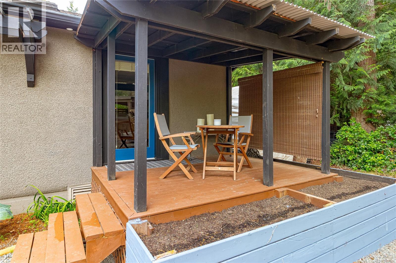 6368 Island Hwy W, Qualicum Beach
