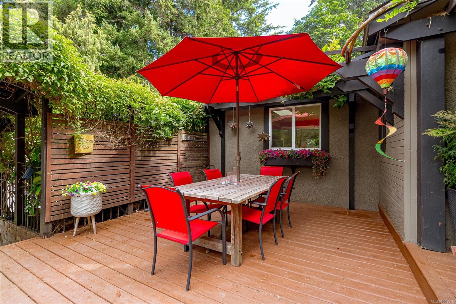 6368 Island Hwy W, Qualicum Beach
