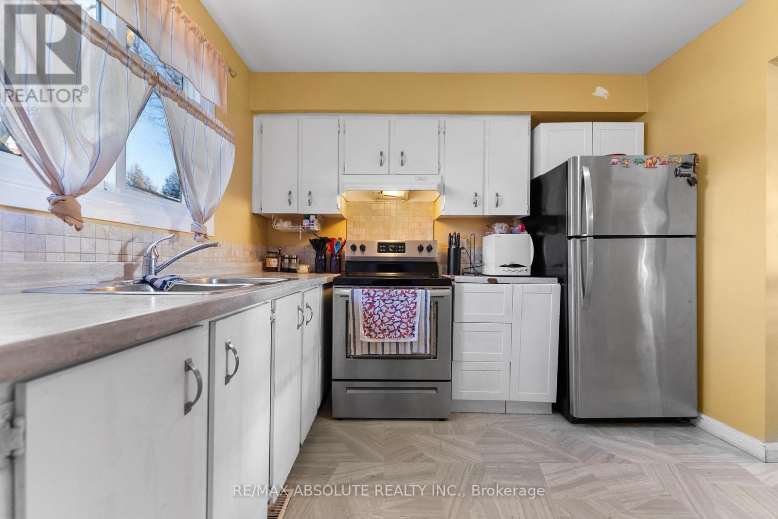 Spacious kitchen w/stainless steel appliances
