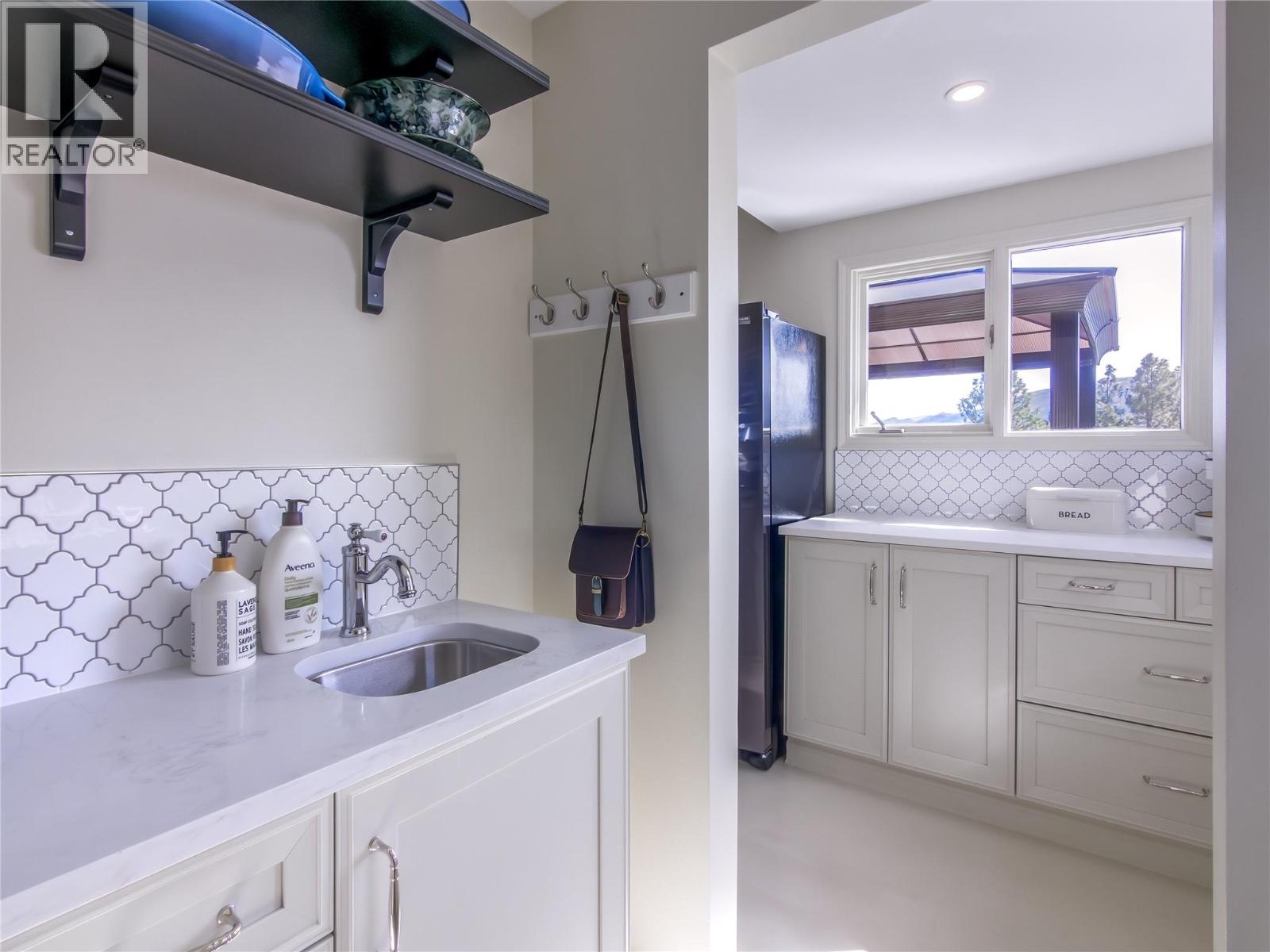 6207 Whinton Crescent, Peachland
