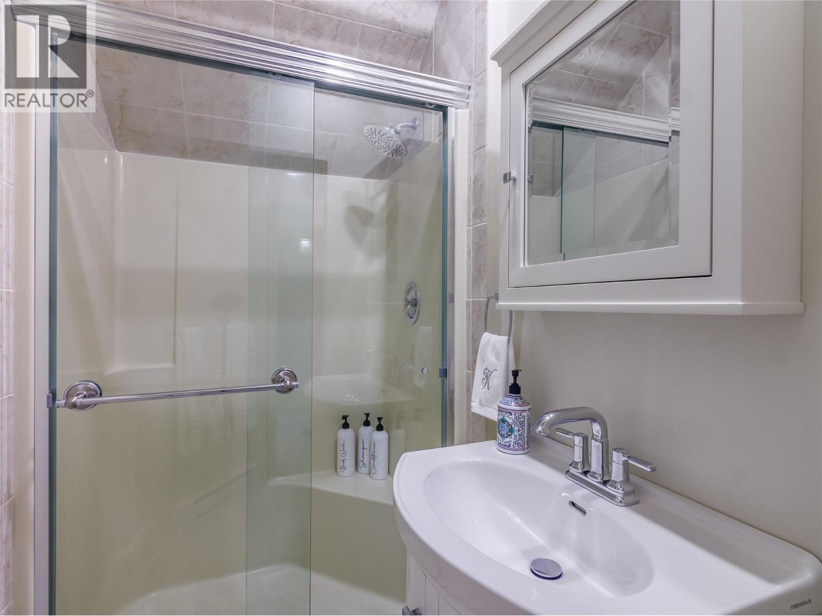 6207 Whinton Crescent, Peachland