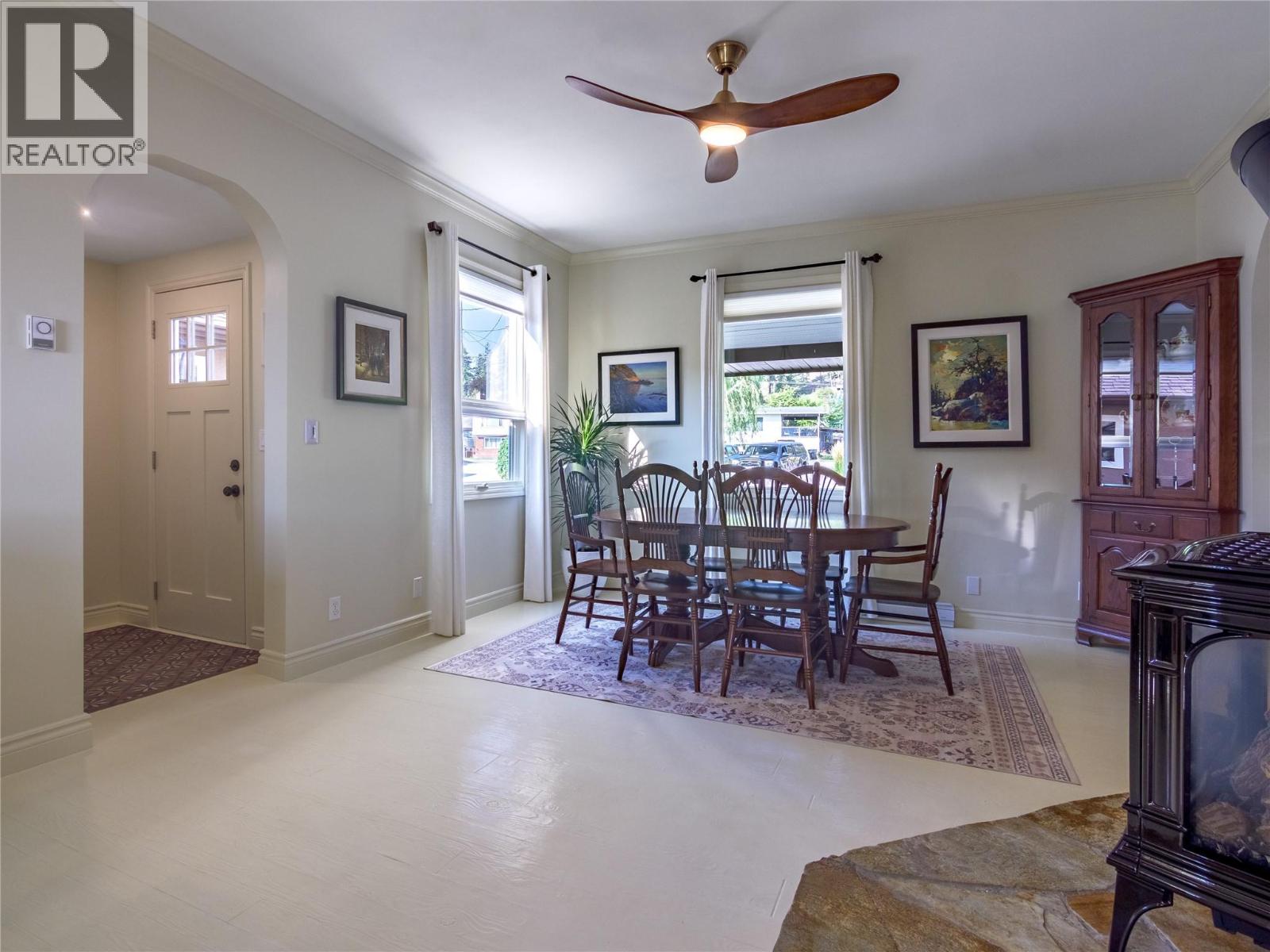 6207 Whinton Crescent, Peachland