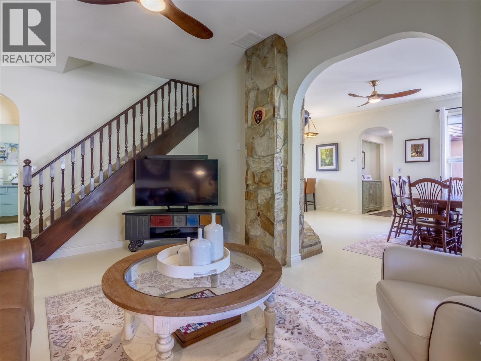 6207 Whinton Crescent, Peachland