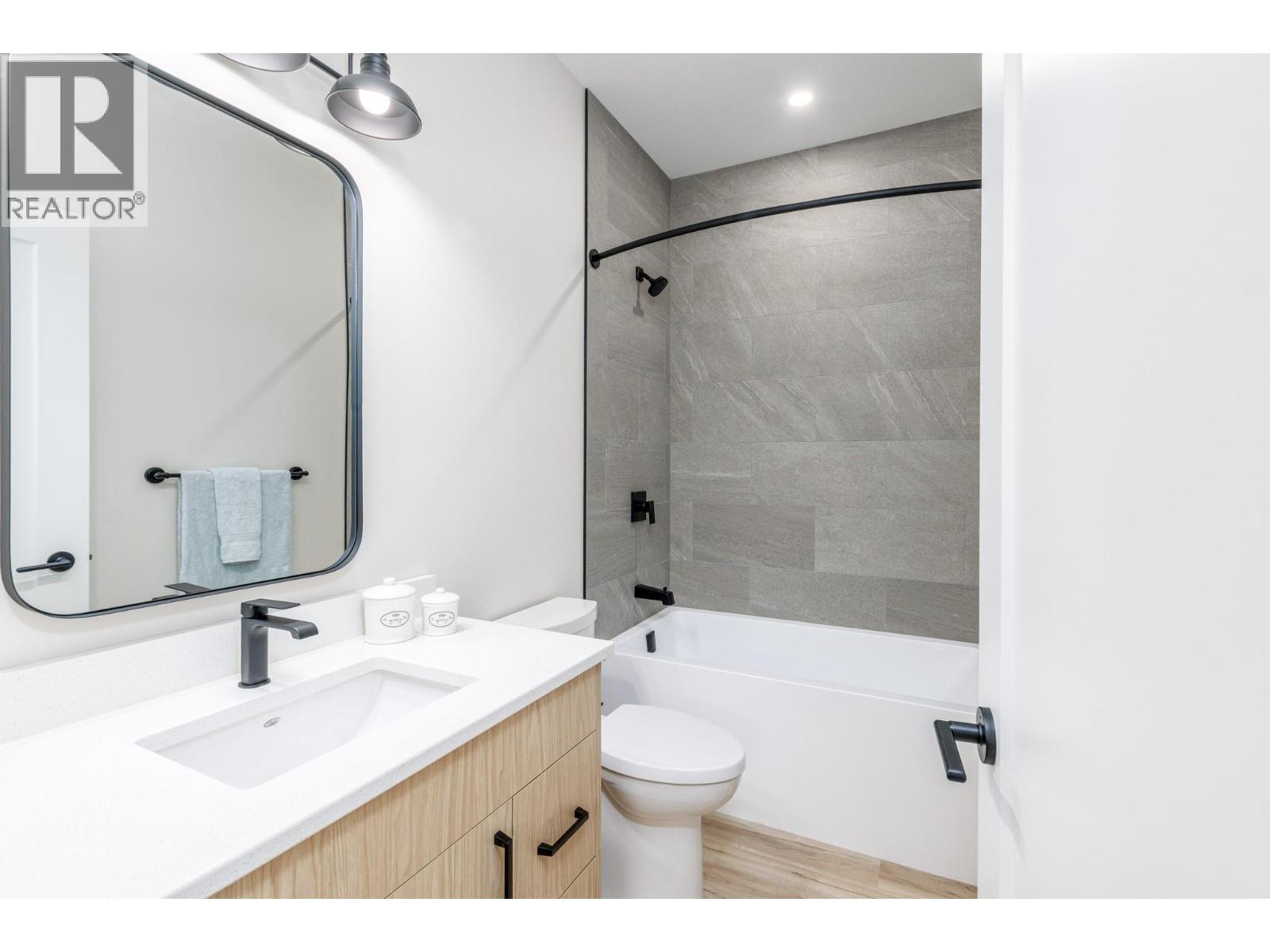 2374 6 Avenue SE, Salmon Arm