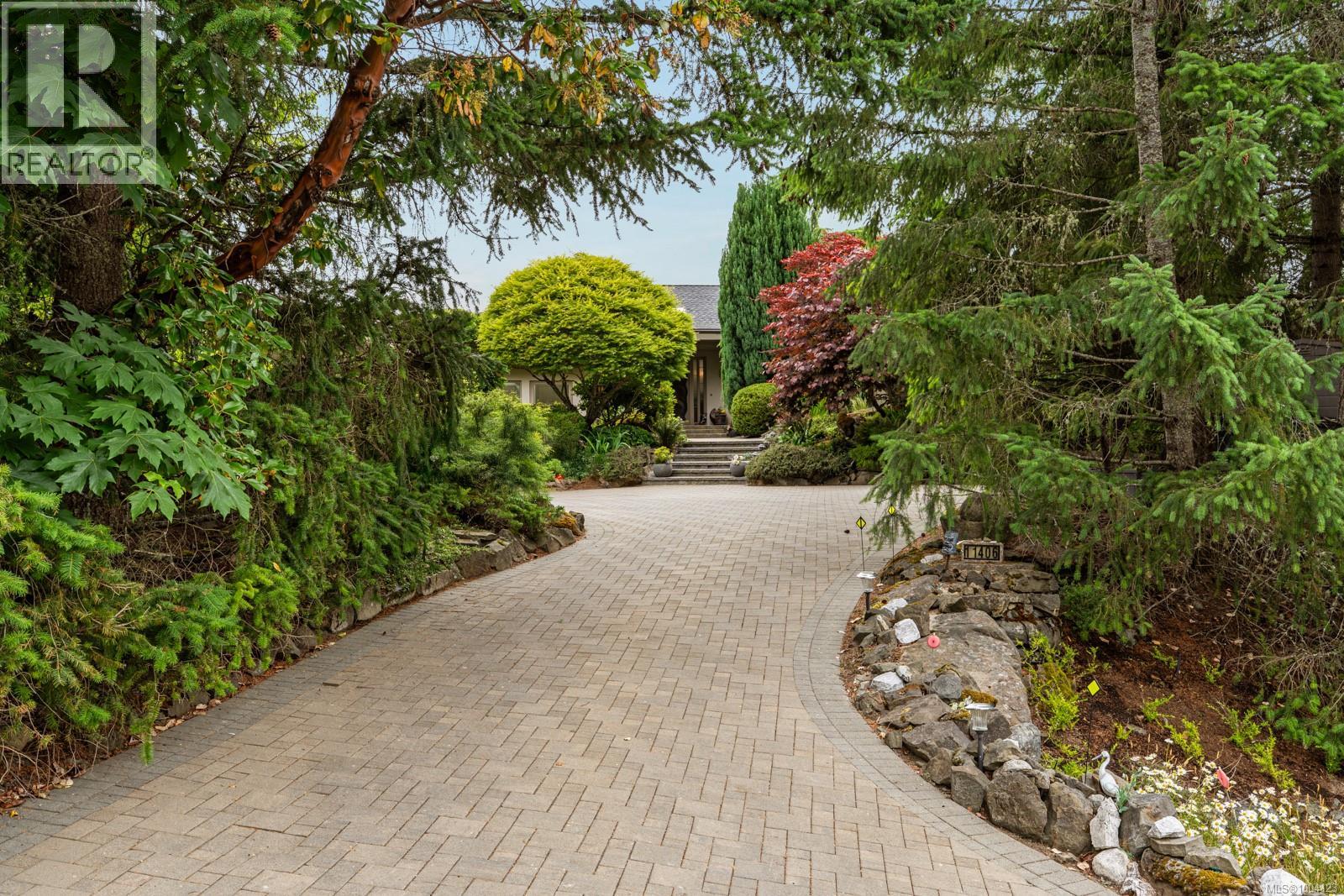 11406 Sycamore Dr, North Saanich