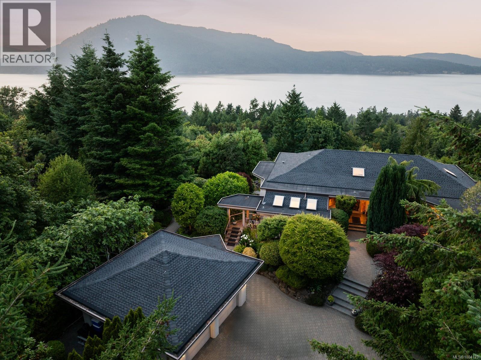 11406 Sycamore Dr, North Saanich