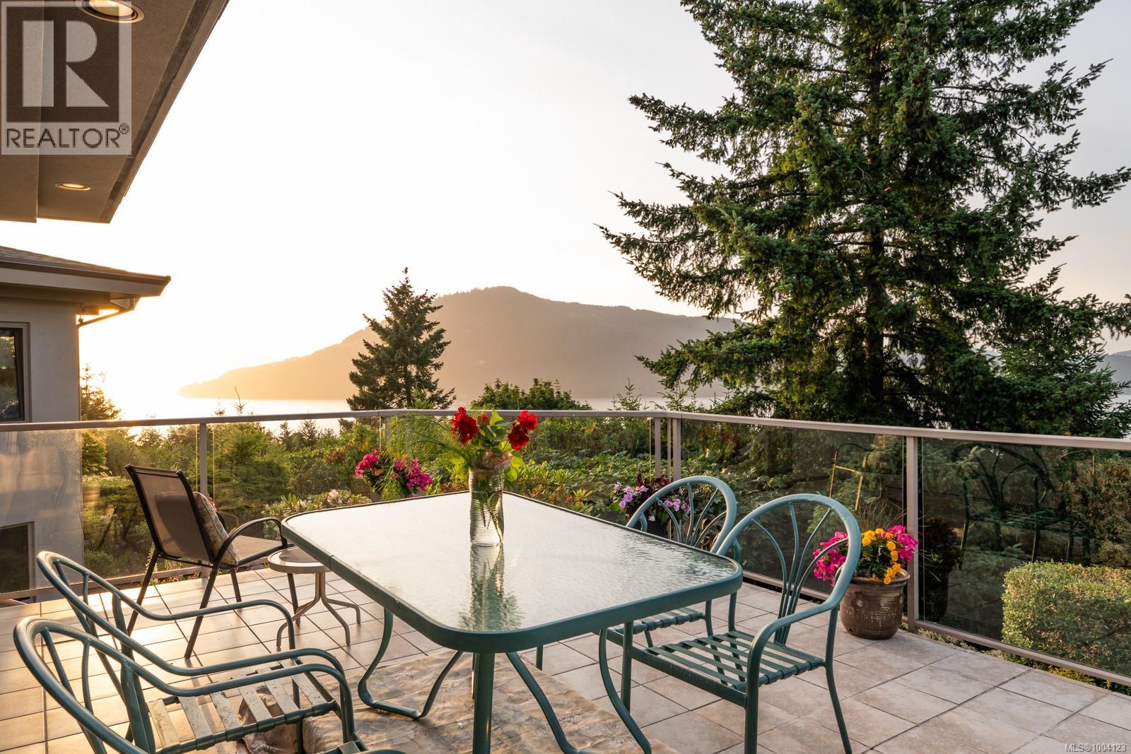 11406 Sycamore Dr, North Saanich