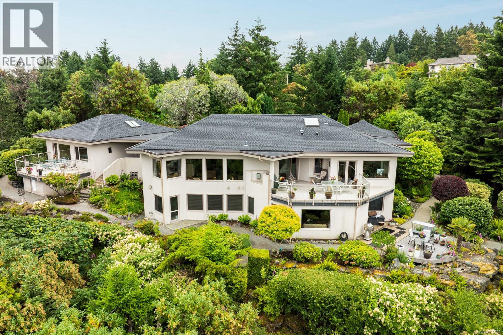 11406 Sycamore Dr, North Saanich