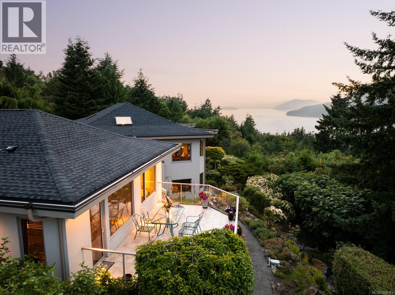 11406 Sycamore Dr, North Saanich
