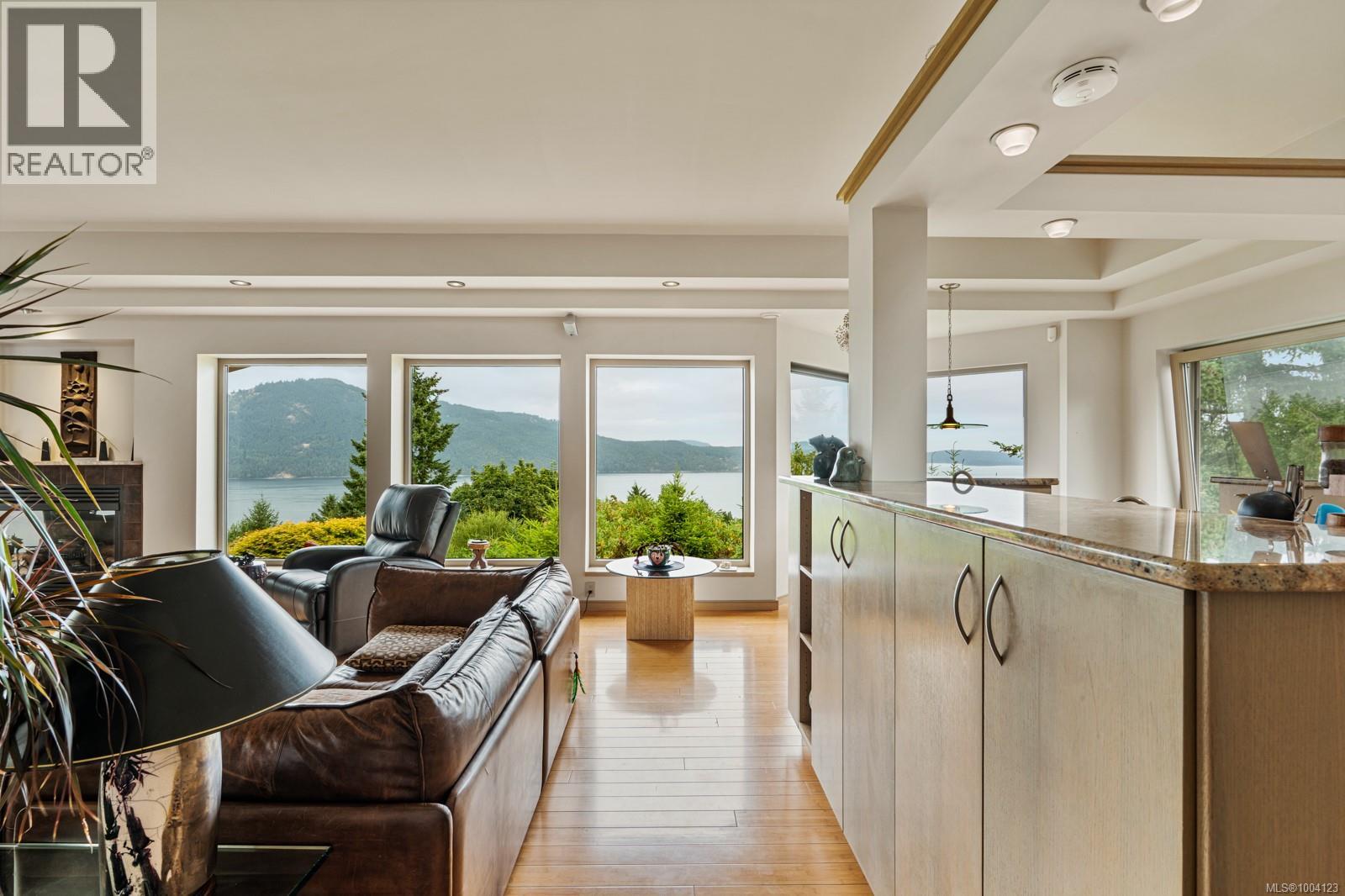 11406 Sycamore Dr, North Saanich