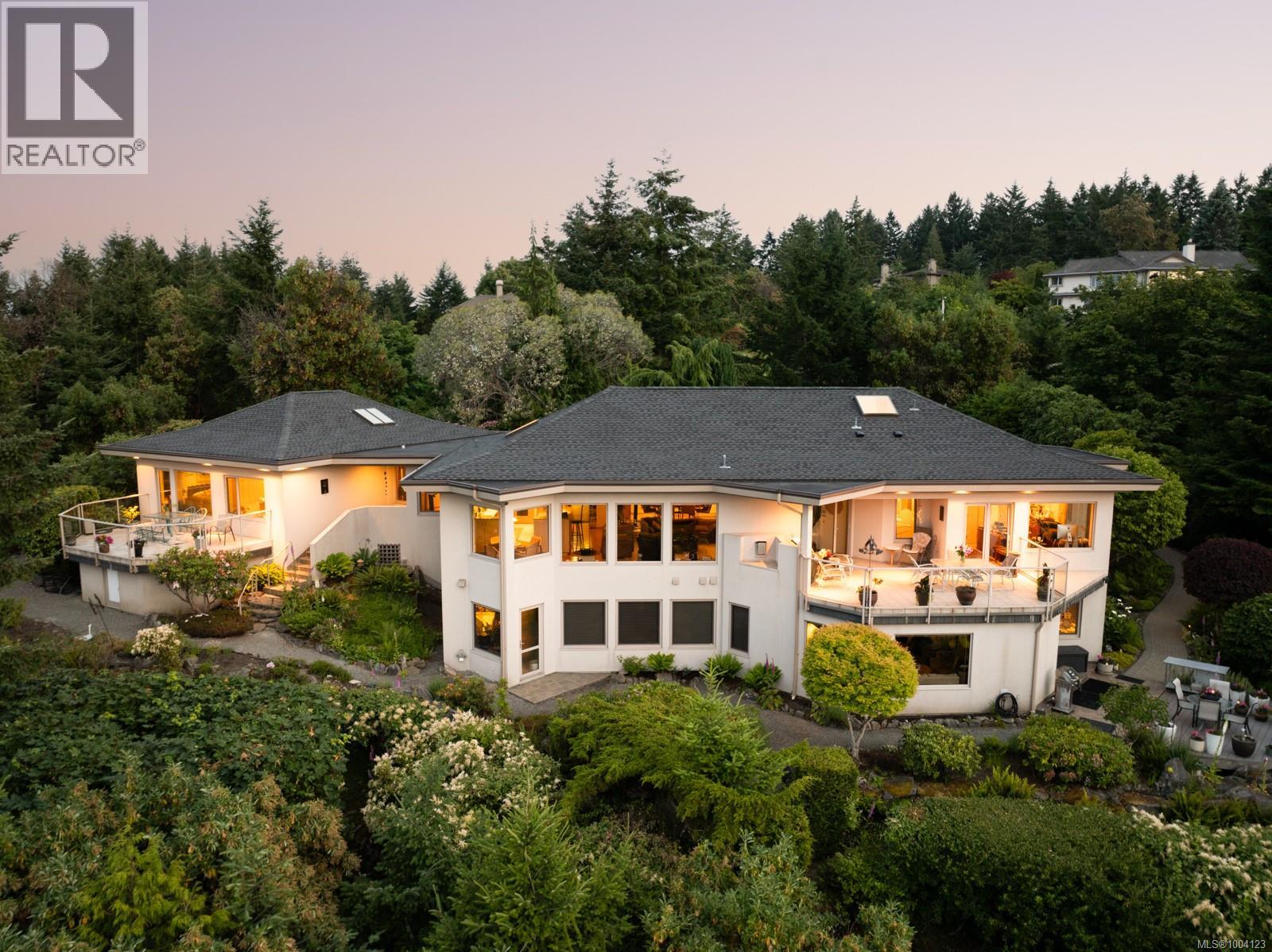 11406 Sycamore Dr, North Saanich