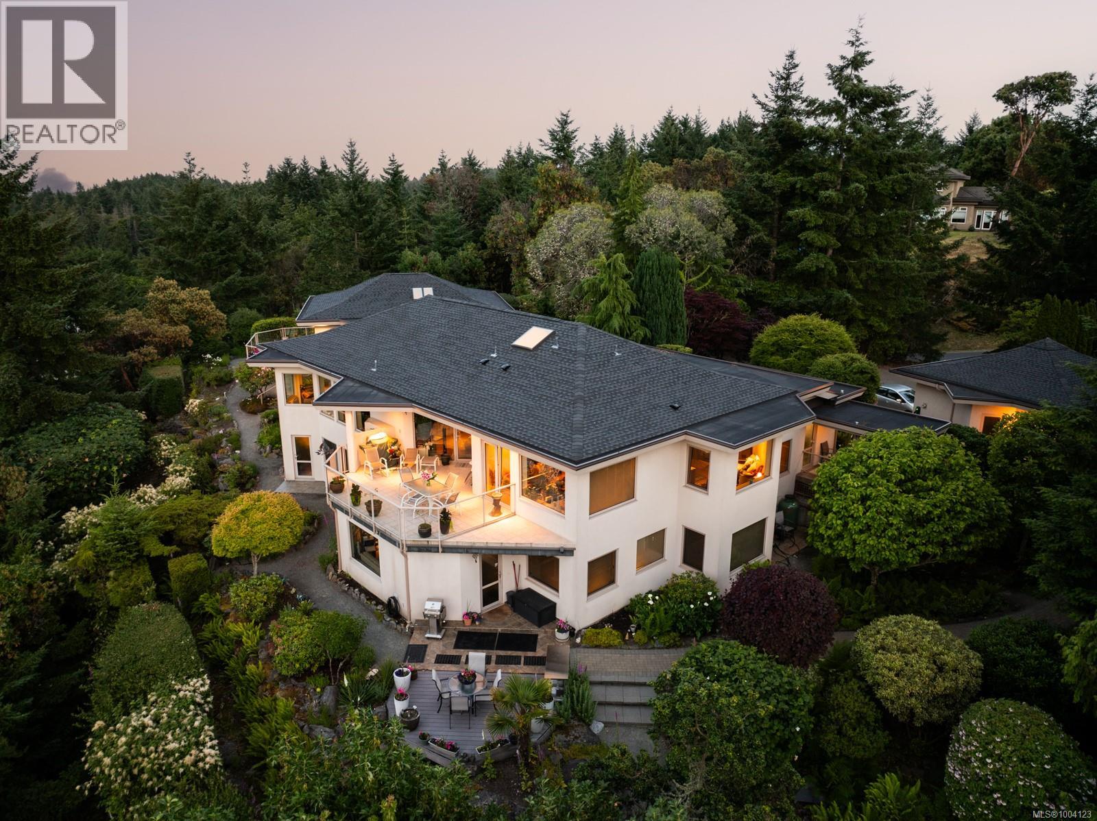 11406 Sycamore Dr, North Saanich
