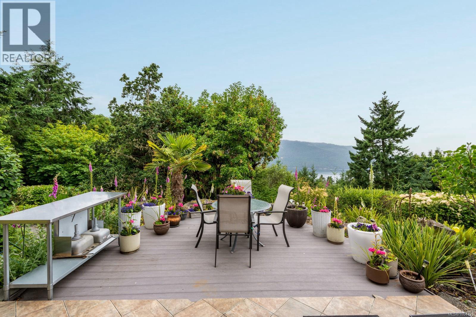 11406 Sycamore Dr, North Saanich