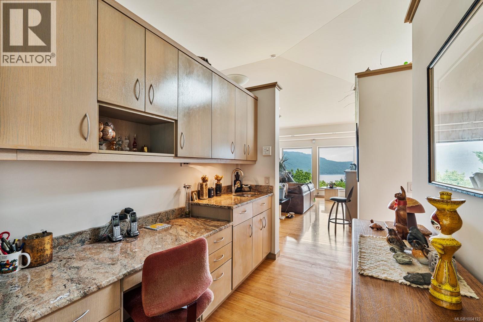 11406 Sycamore Dr, North Saanich