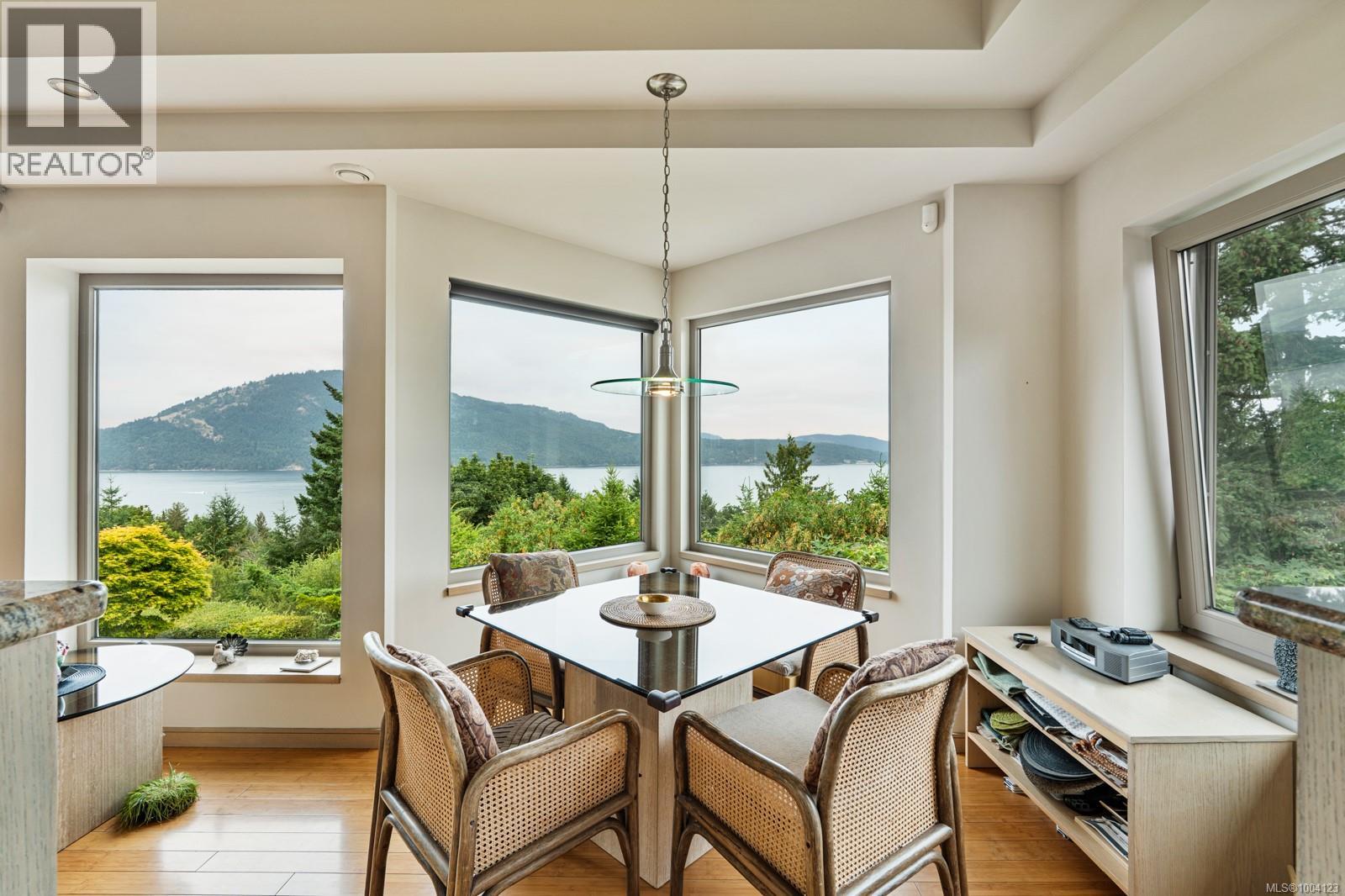 11406 Sycamore Dr, North Saanich