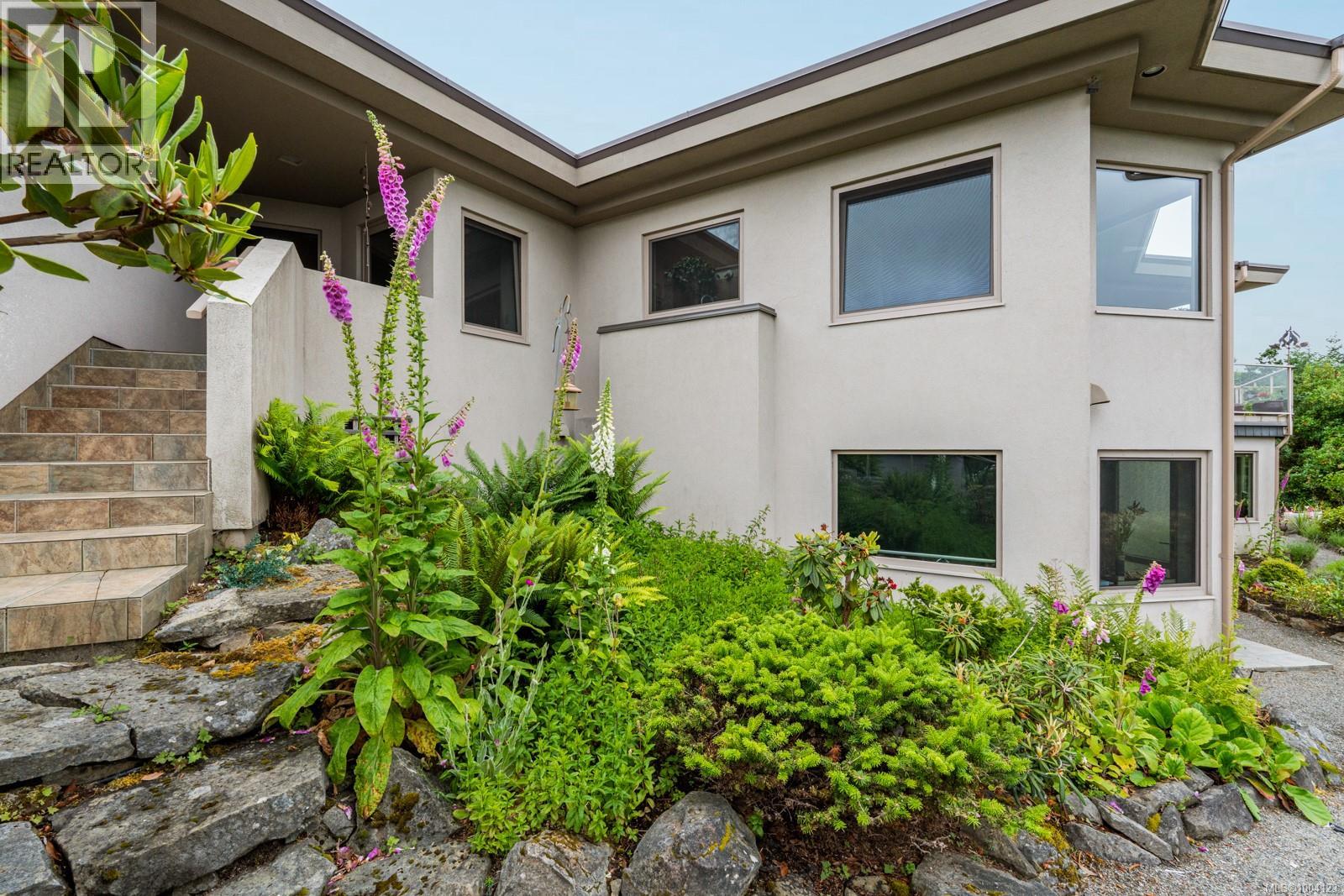 11406 Sycamore Dr, North Saanich