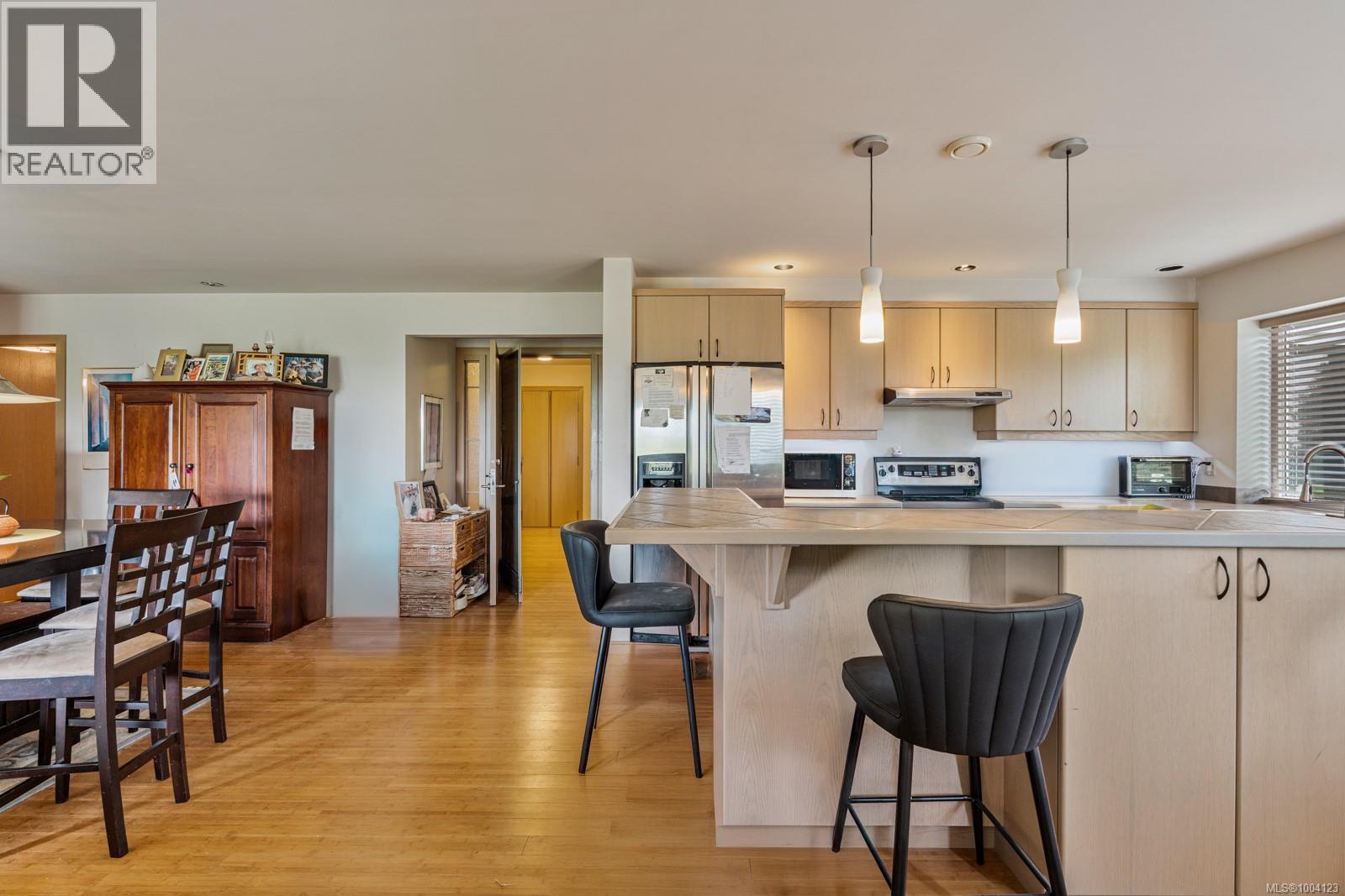 11406 Sycamore Dr, North Saanich