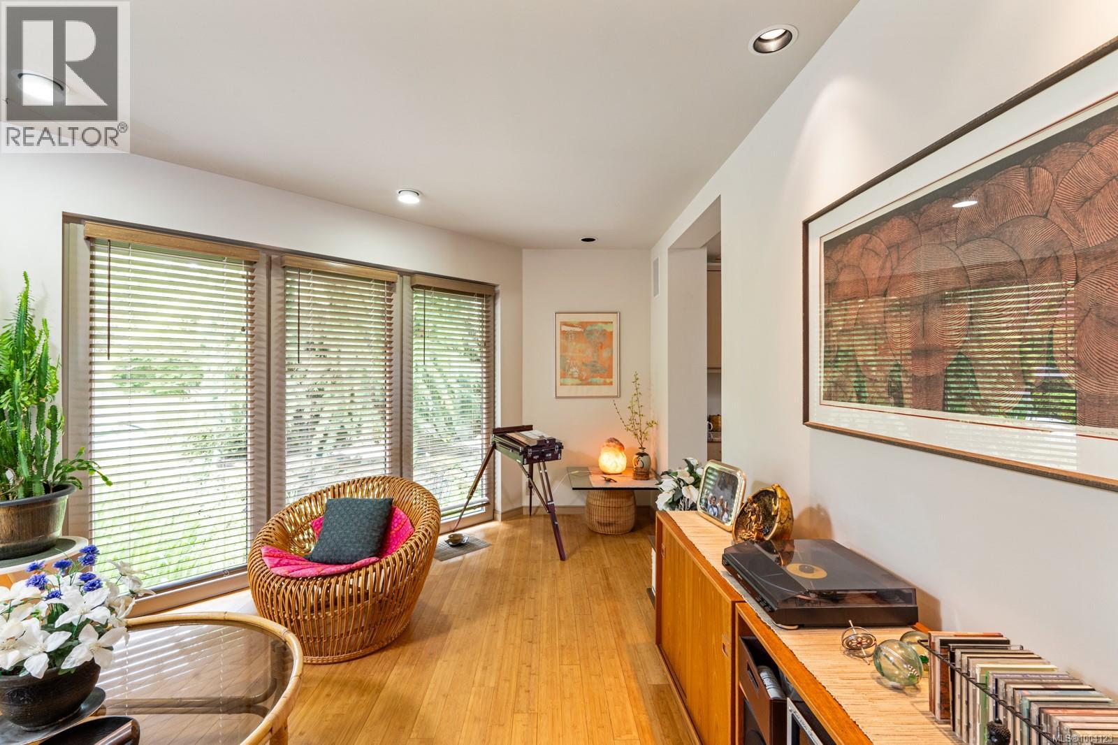 11406 Sycamore Dr, North Saanich