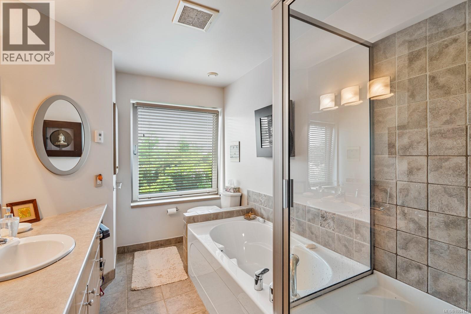 11406 Sycamore Dr, North Saanich