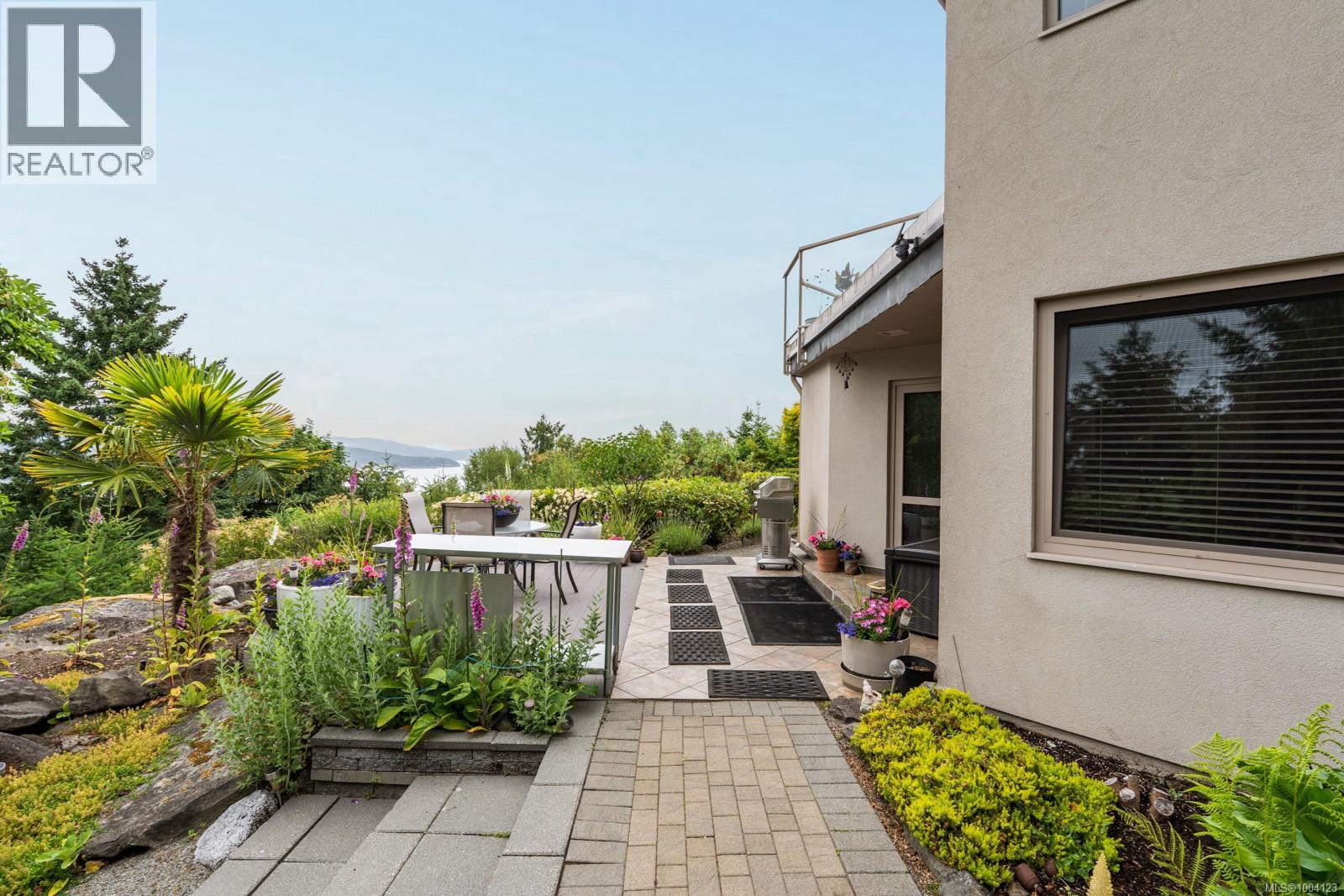 11406 Sycamore Dr, North Saanich
