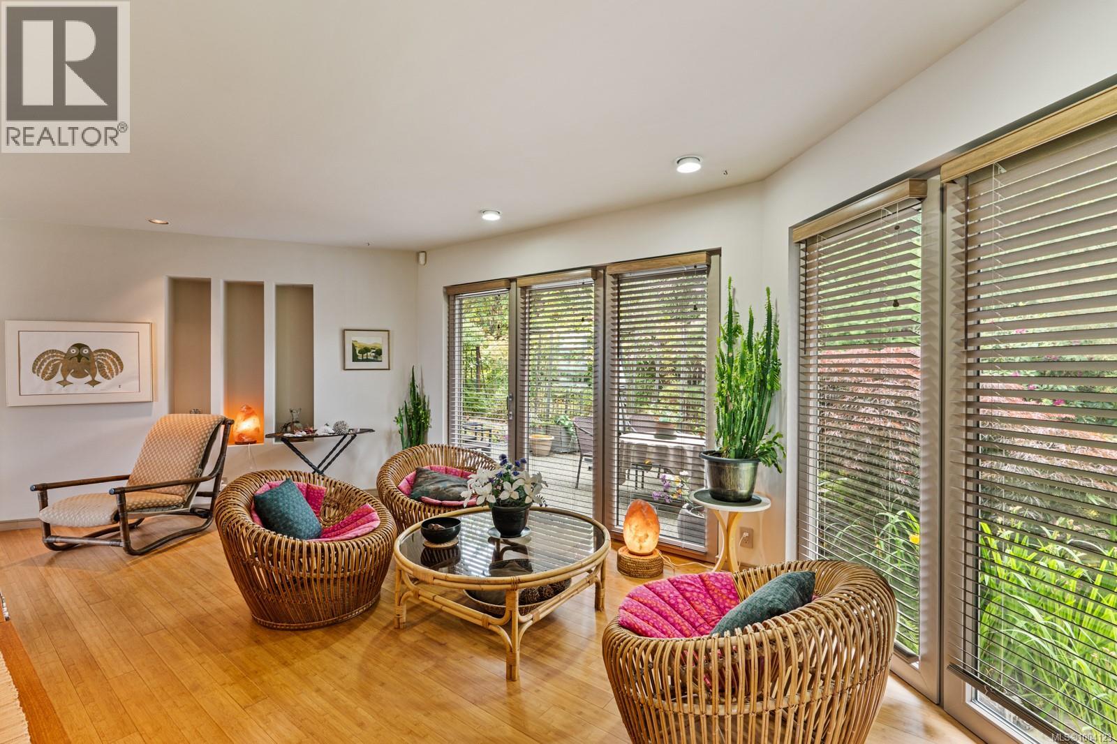 11406 Sycamore Dr, North Saanich