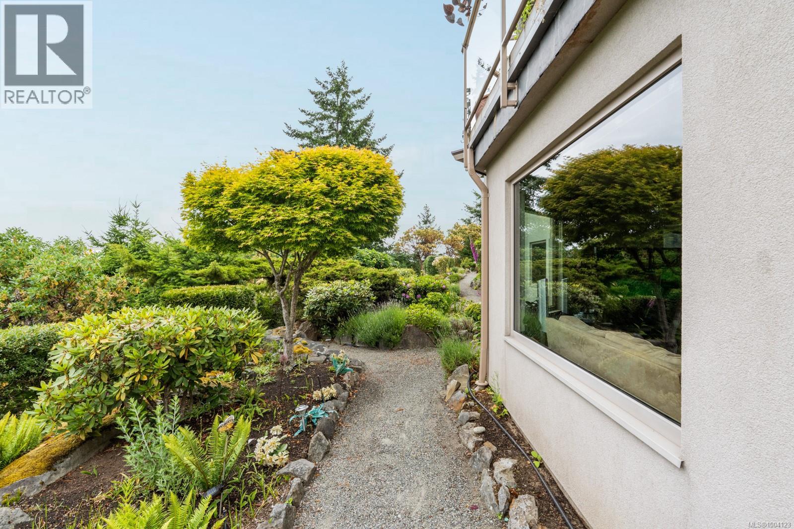 11406 Sycamore Dr, North Saanich