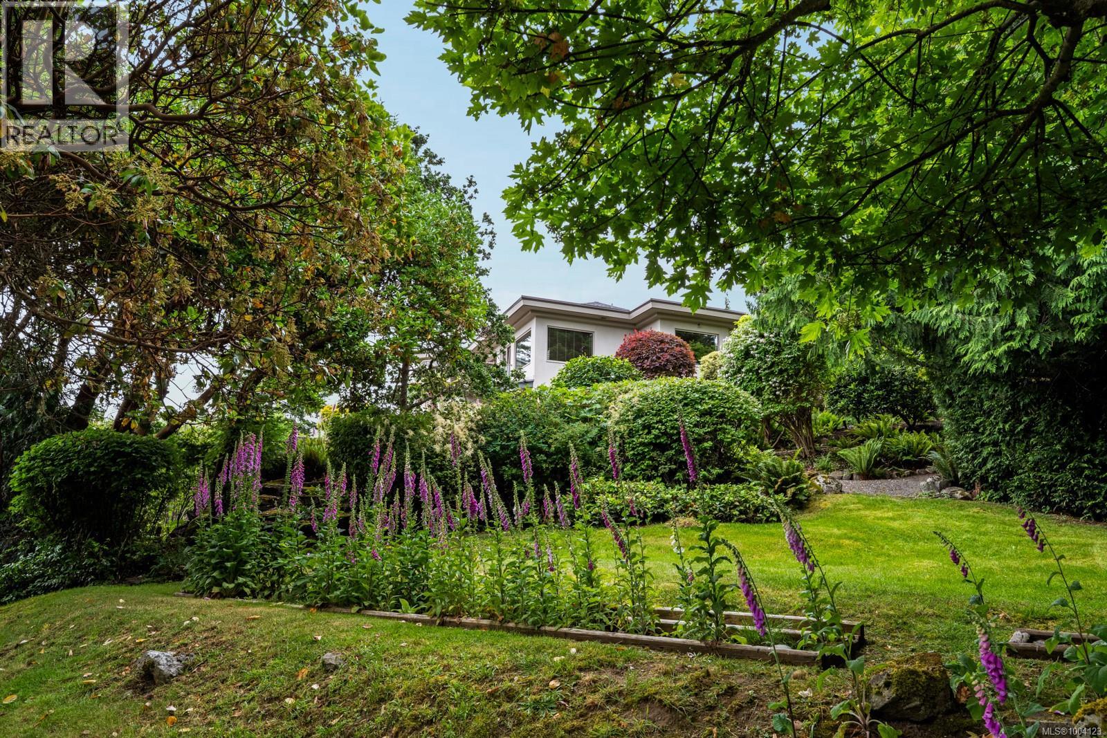 11406 Sycamore Dr, North Saanich