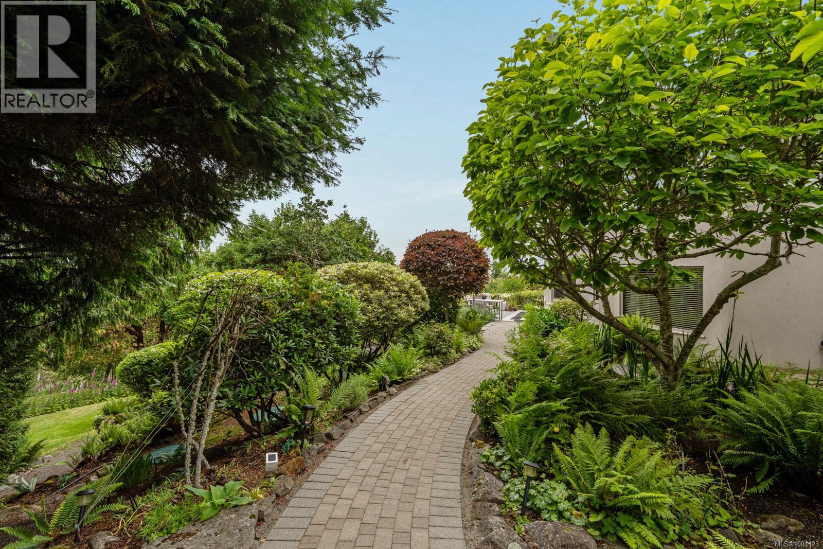 11406 Sycamore Dr, North Saanich
