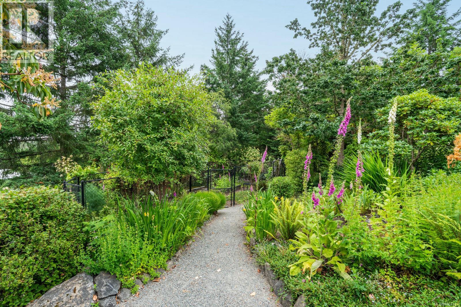11406 Sycamore Dr, North Saanich