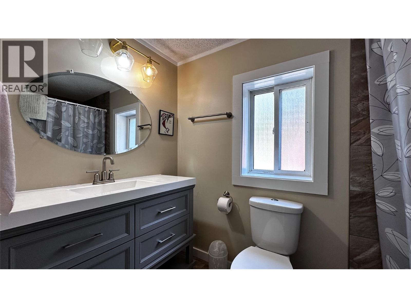 811 VICTORIA STREET - 11