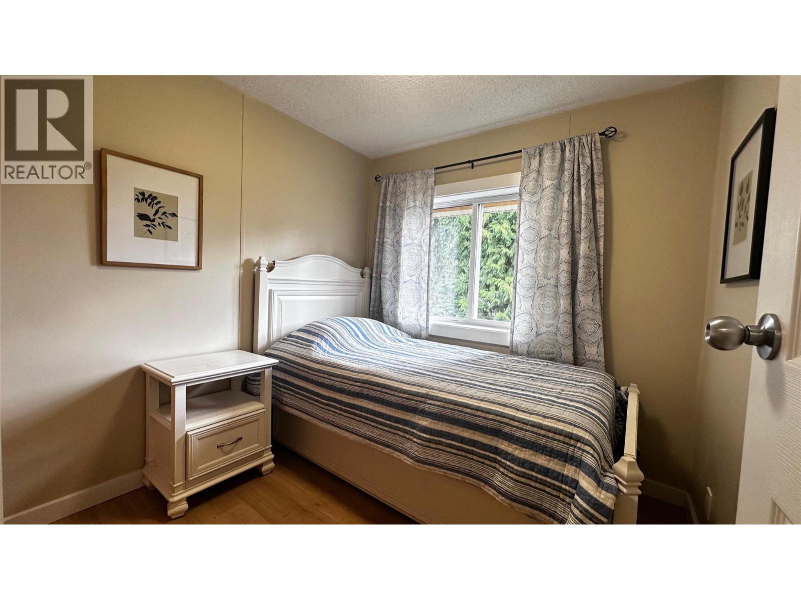 811 VICTORIA STREET - 12