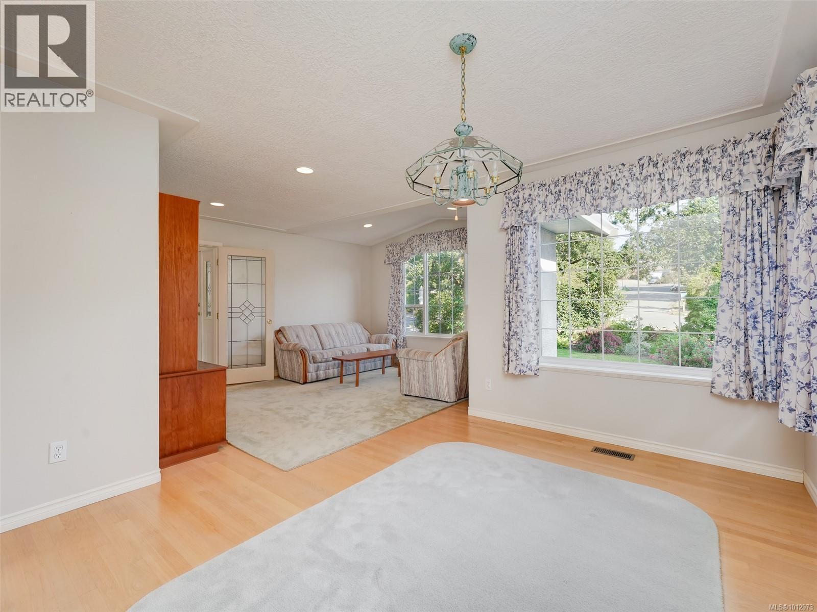  877 Beckwith Avenue, Saanich