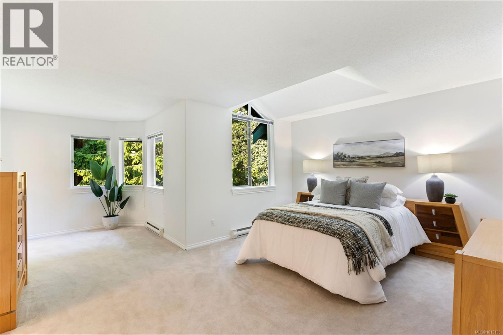 Single Family House Other for Sale in   Marsett Pl Saanich 