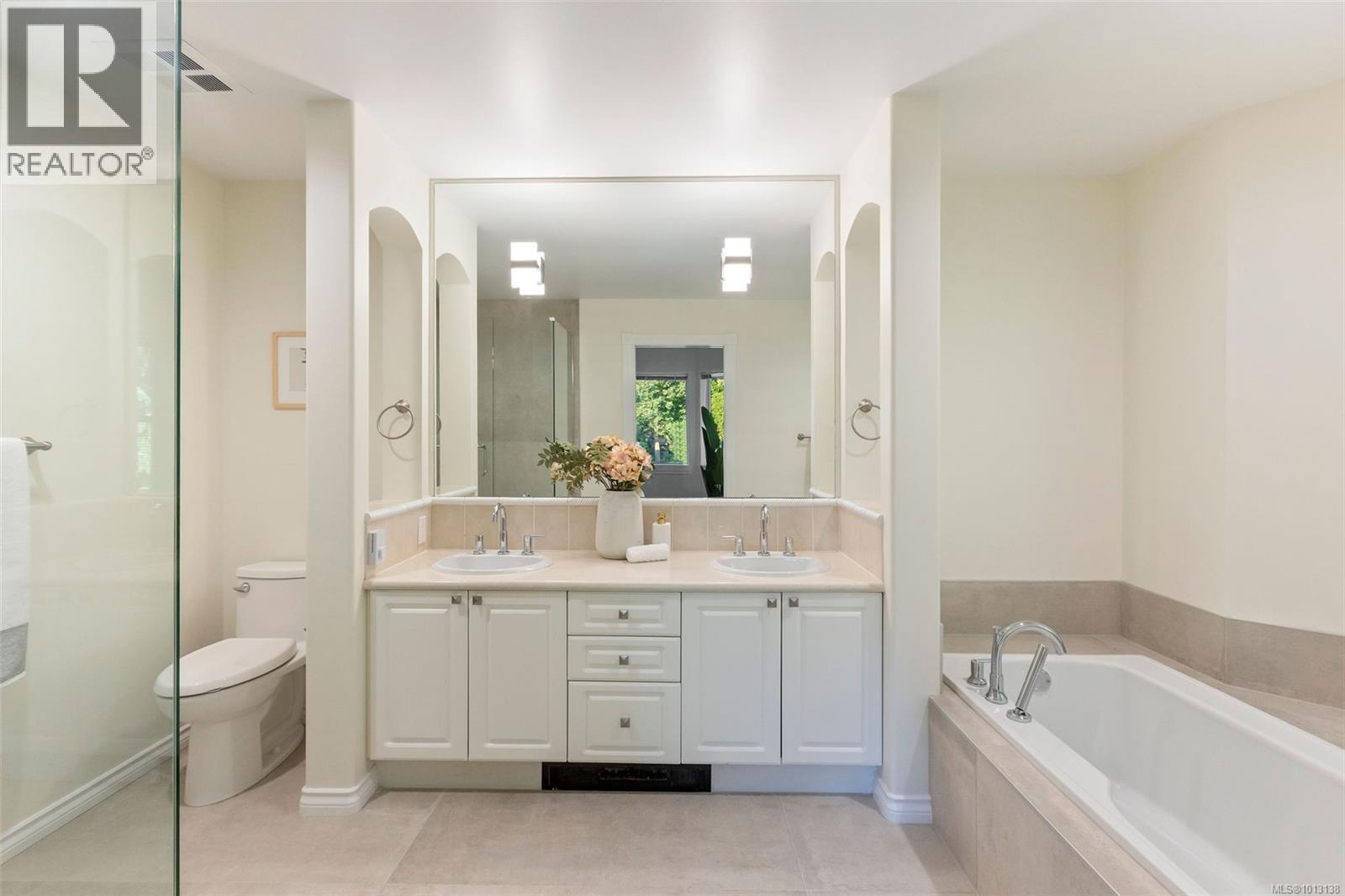 Single Family House Other for Sale in   Marsett Pl Saanich 