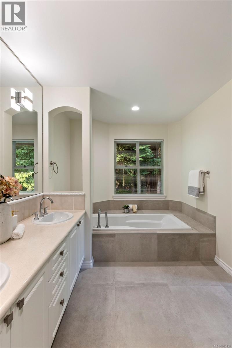 Single Family House Other for Sale in   Marsett Pl Saanich 