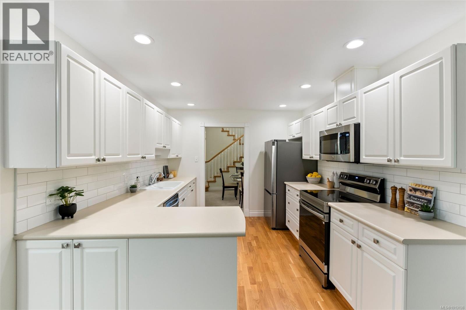 Single Family House Other for Sale in   Marsett Pl Saanich 