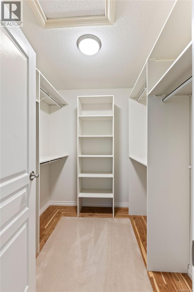 Single Family House Other for Sale in   Marsett Pl Saanich 