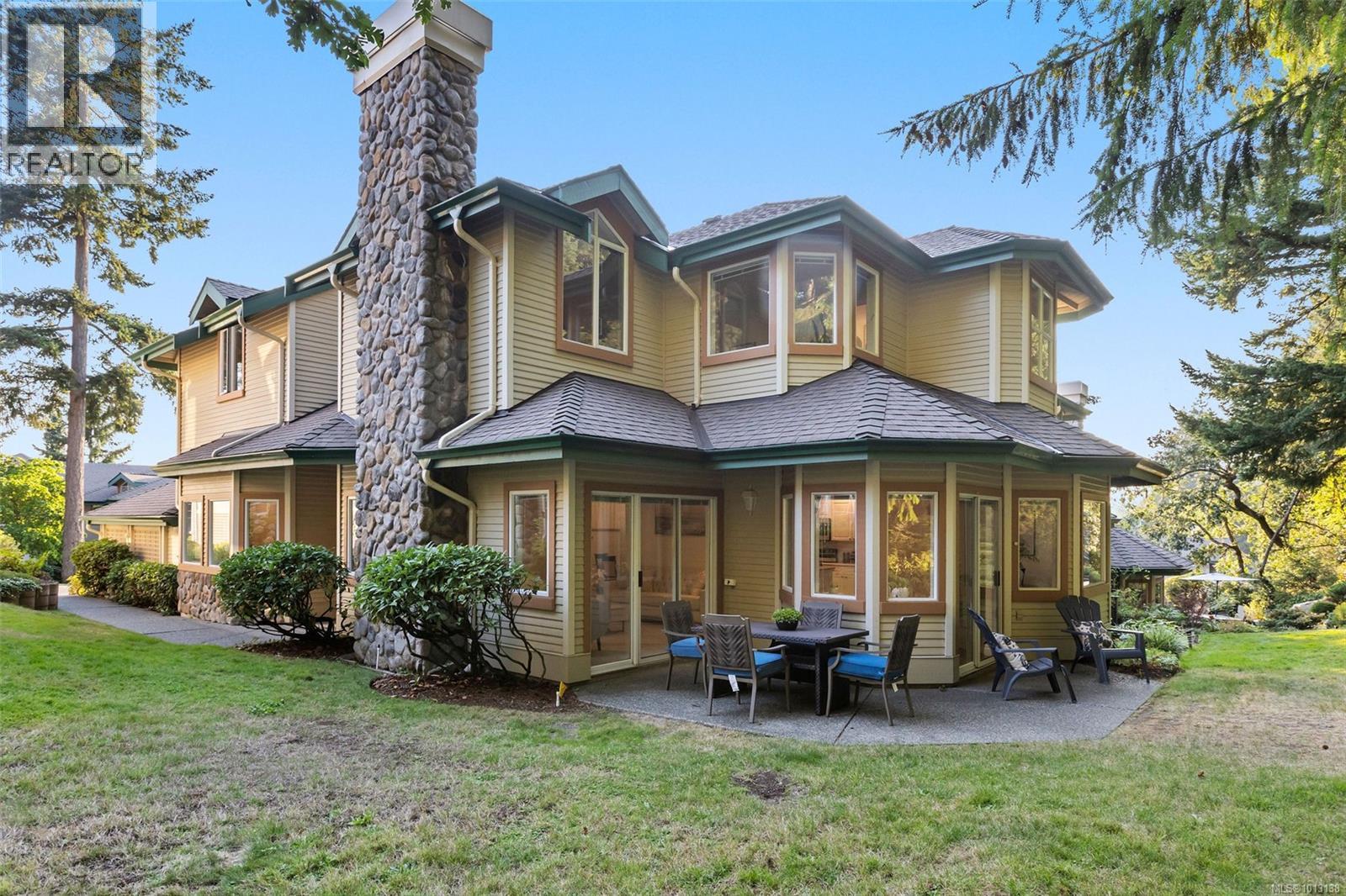 Single Family House Other for Sale in   Marsett Pl Saanich 