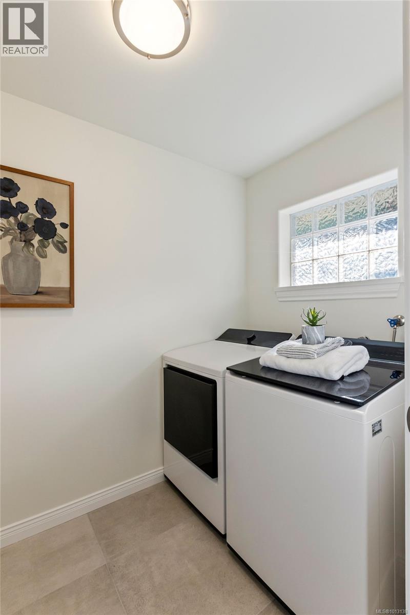 Single Family House Other for Sale in   Marsett Pl Saanich 