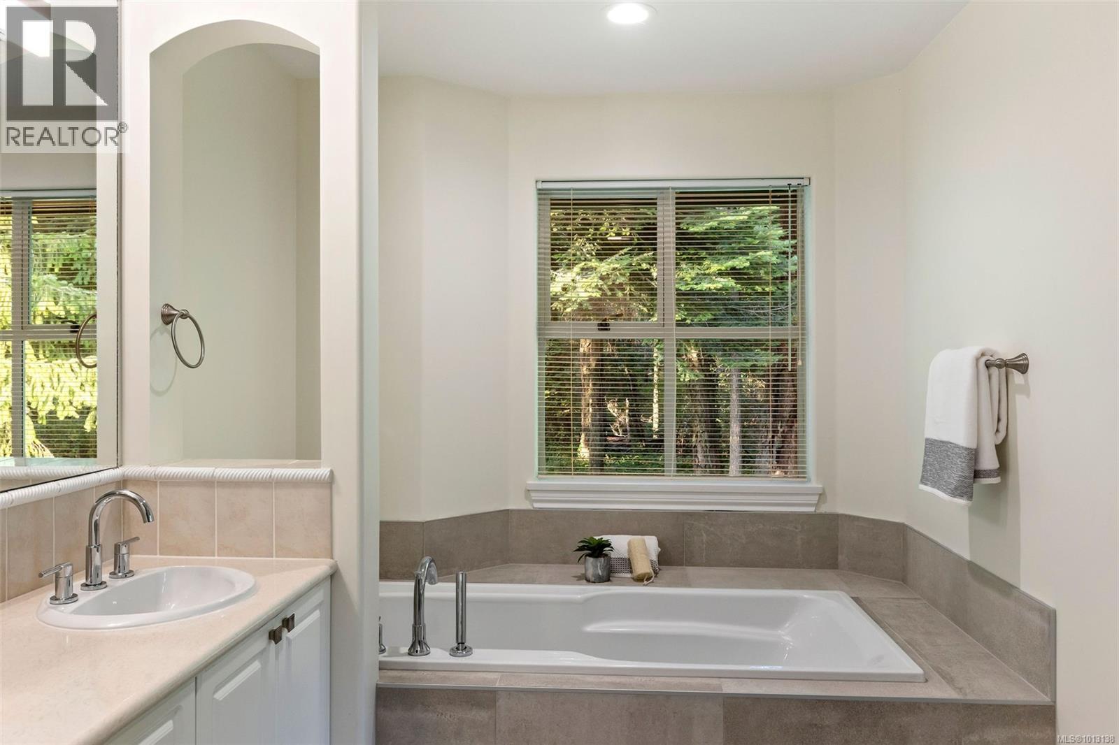 Single Family House Other for Sale in   Marsett Pl Saanich 