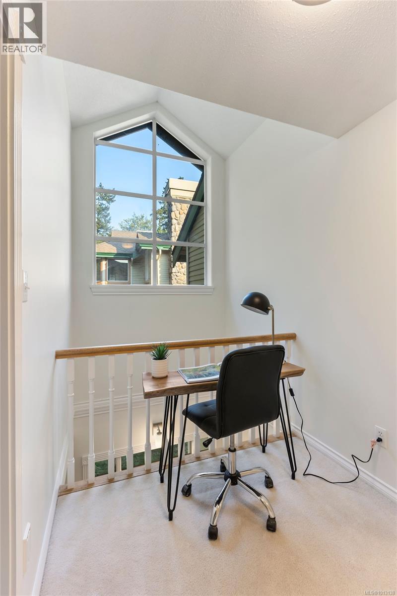 Single Family House Other for Sale in   Marsett Pl Saanich 