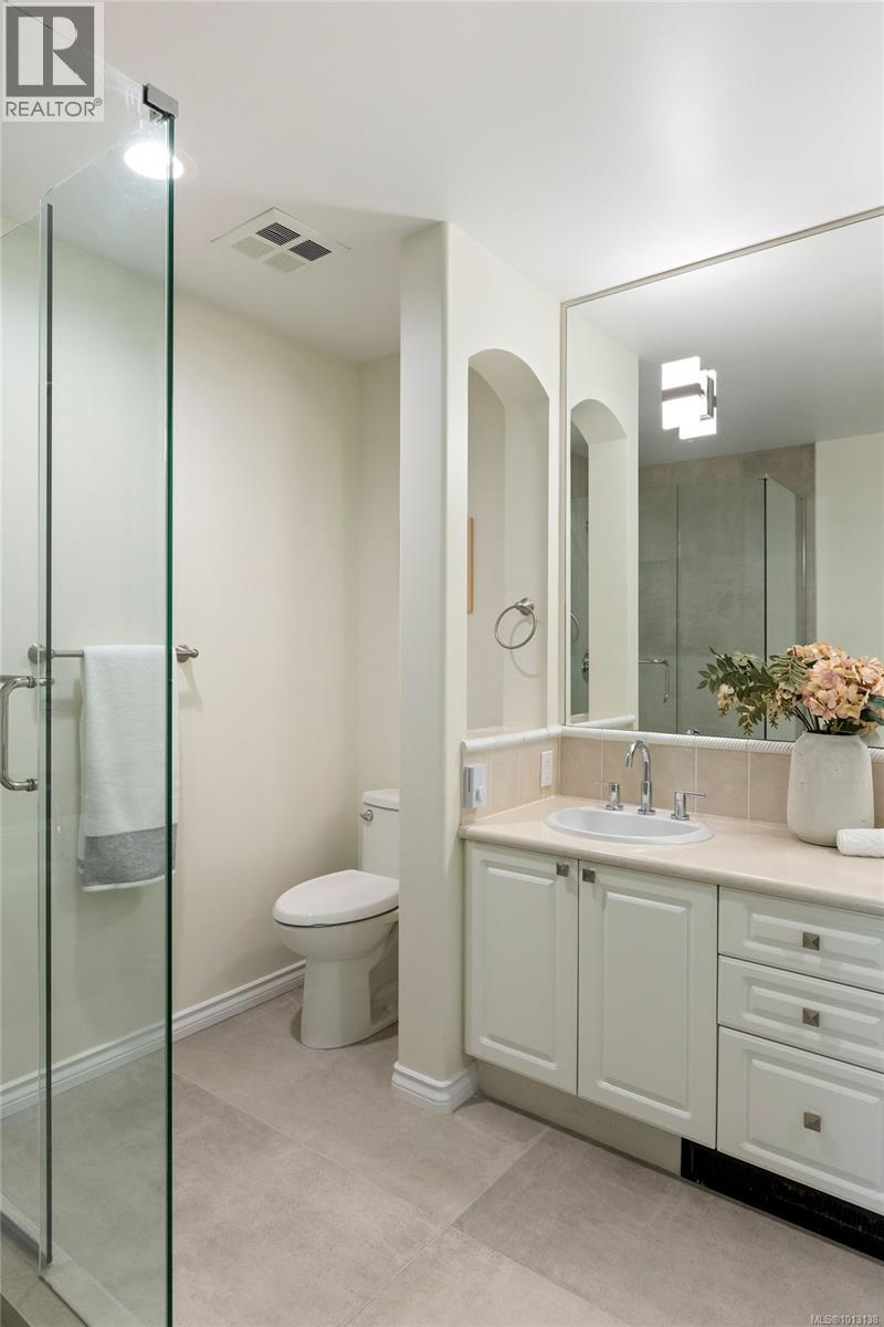 Single Family House Other for Sale in   Marsett Pl Saanich 